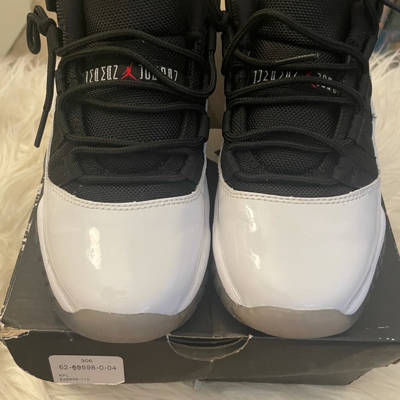 Jordan 11 retro low with box (tuxedo) - Picture 2 of 5